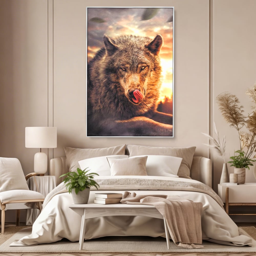 Tablou canvas cu tablou canvas cu lup salbatic la apus, in rama de aluminiu argintiu, pe perete intr-un dormitor